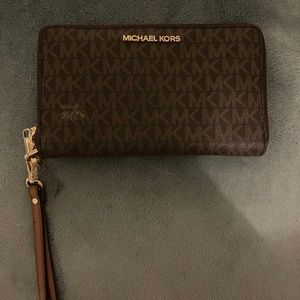 Micheal Kors Medium Zip Around Phone Holder Wallet Wristlet